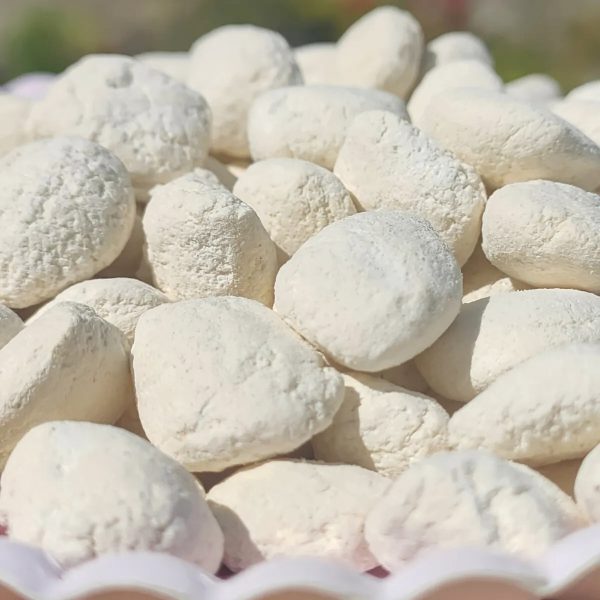 Men rượu truyền thống làm từ bột gạo và nấm men dùng nấu rượu thủ công